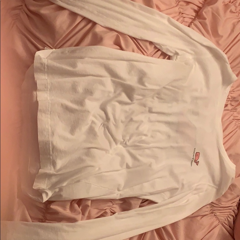 I’m selling this vineyard vines long sleeve tee
